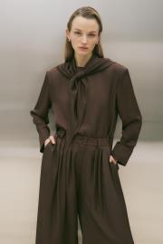 evan asetat fularlı bluz pantolonlu takım kahve