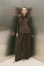 evan asetat fularlı bluz pantolonlu takım kahve 2