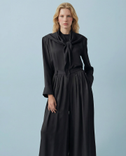 evan asetat fularlı bluz pantolonlu takım siyah